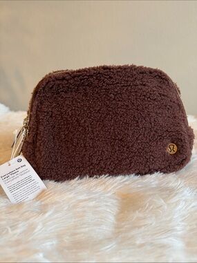 Lululemon Everywhere Belt Bag
Large 2L Fleece - Brown Earth/Gold